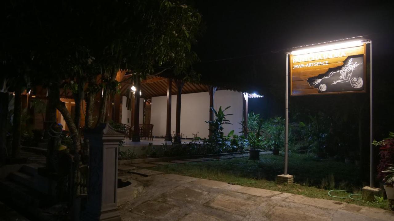 Sanggar Pantcha Indra Guest House Kemuning Exterior photo